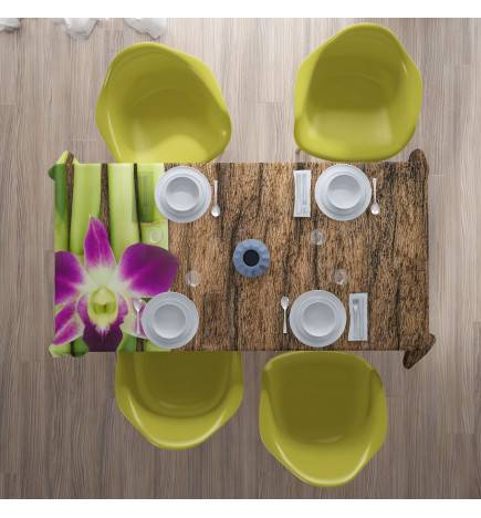 Tischdecken – mit einer lila Blume auf dem Holz