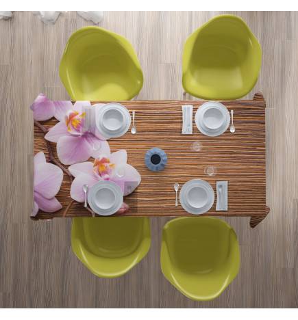 Tischdecken – mit rosa Orchideen auf dem Holz