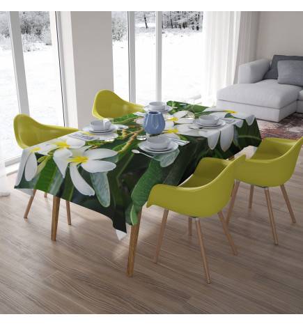 Tischdecken – mit weißen Blumen und tropischen Blättern