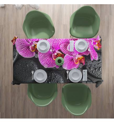 Tischdecken – mit lila Blumen auf dunklem Hintergrund