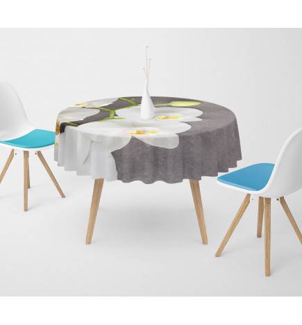 Runde Tischdecken – mit weißen Blumen auf grauem Hintergrund