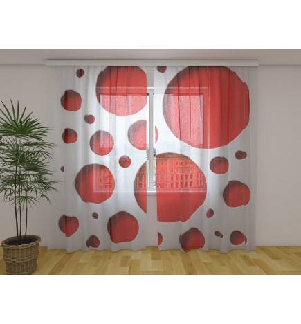 Maßgeschneidertes Zelt – mit roten Kugeln