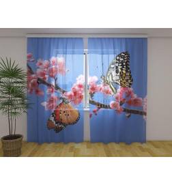 Maßgeschneiderter Vorhang – mit zwei Schmetterlingen auf einem Zweig
