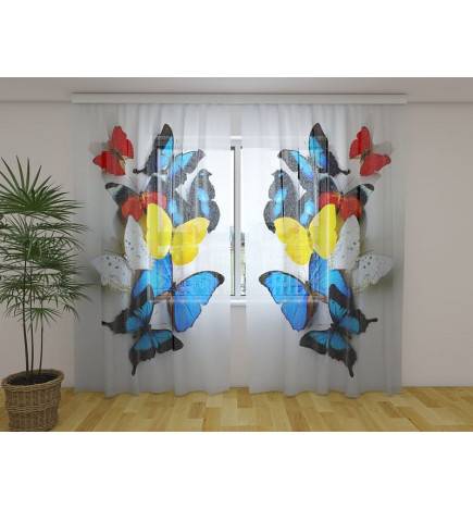 Maßgeschneiderter Vorhang – mit bunten Schmetterlingen