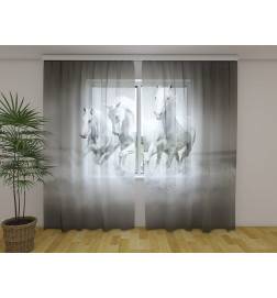 Cort personalizat - cu trei cai albi