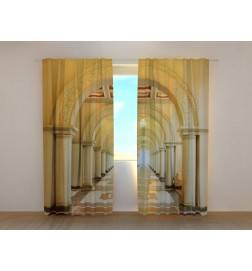 Maßgeschneiderter Vorhang – im goldenen Korridor