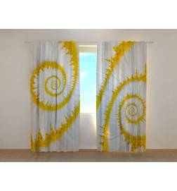 Maßgeschneiderter Vorhang – mit einer gelben Spirale