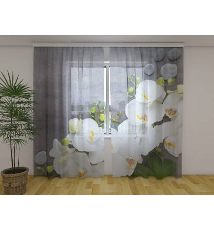 Maßgeschneiderter Vorhang – mit Marmor und weißen Blumen