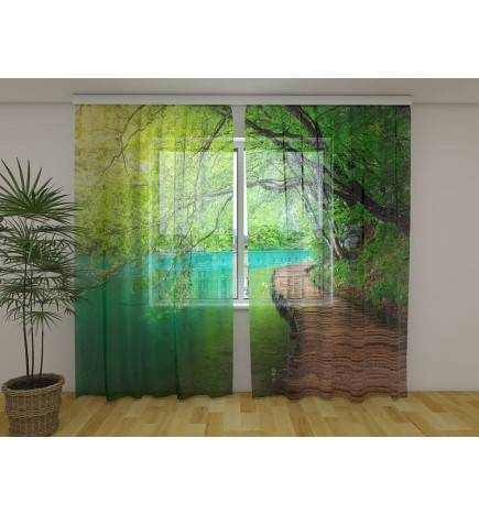 Maßgeschneidertes Zelt – mit Gehweg über den Bach