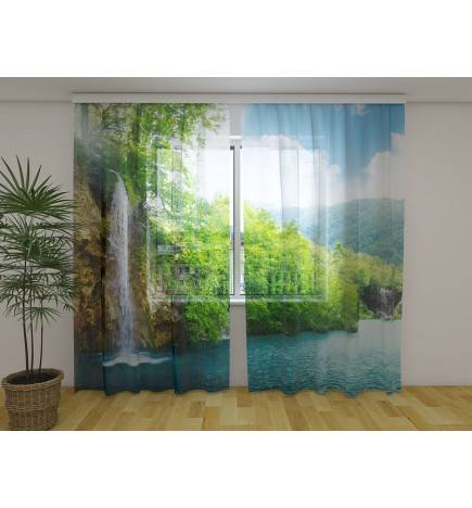 Aangepaste tent - met een waterval op het meer