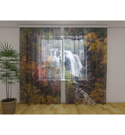 Maßgeschneidertes Zelt – mit dem Wasserfall zwischen den Felsen