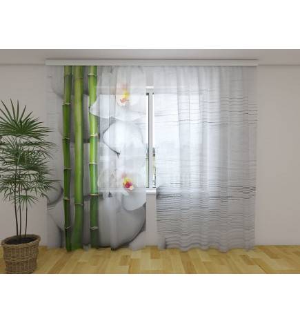 Maßgeschneiderter Vorhang – Bambus und weiße Blumen