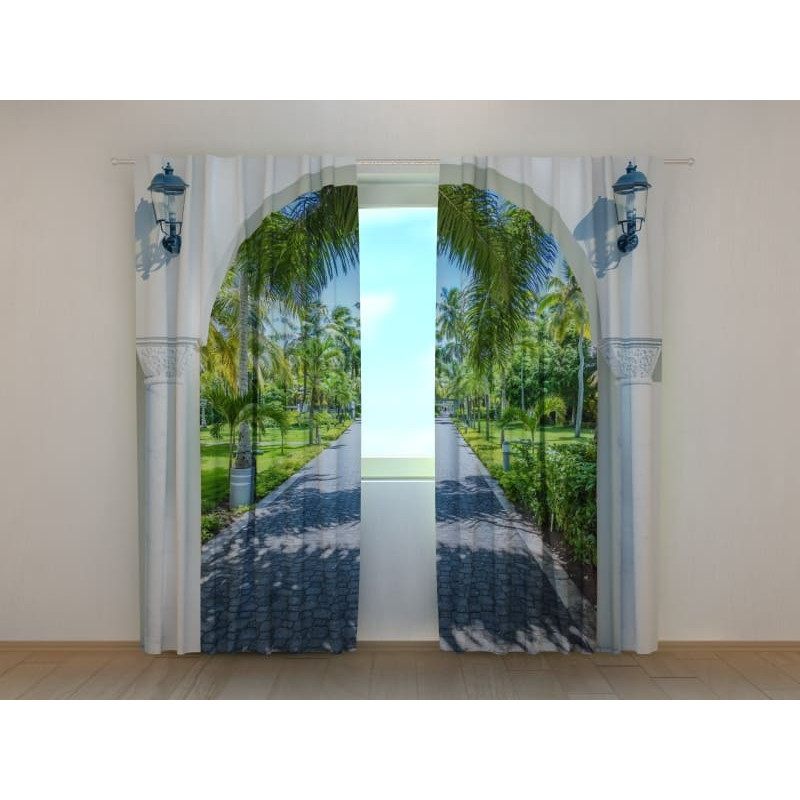 1,00 € Maßgeschneidertes Zelt – Mit einem Torbogen über einer von Bäumen gesäumten Allee