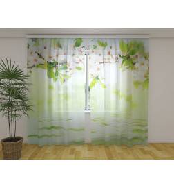 Maßgeschneiderter Vorhang – mit den weißen Blumen am Bach