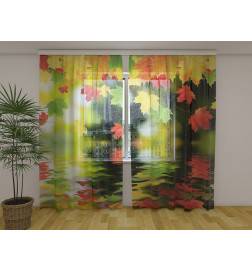 Maßgeschneiderter Vorhang – Blumen am See