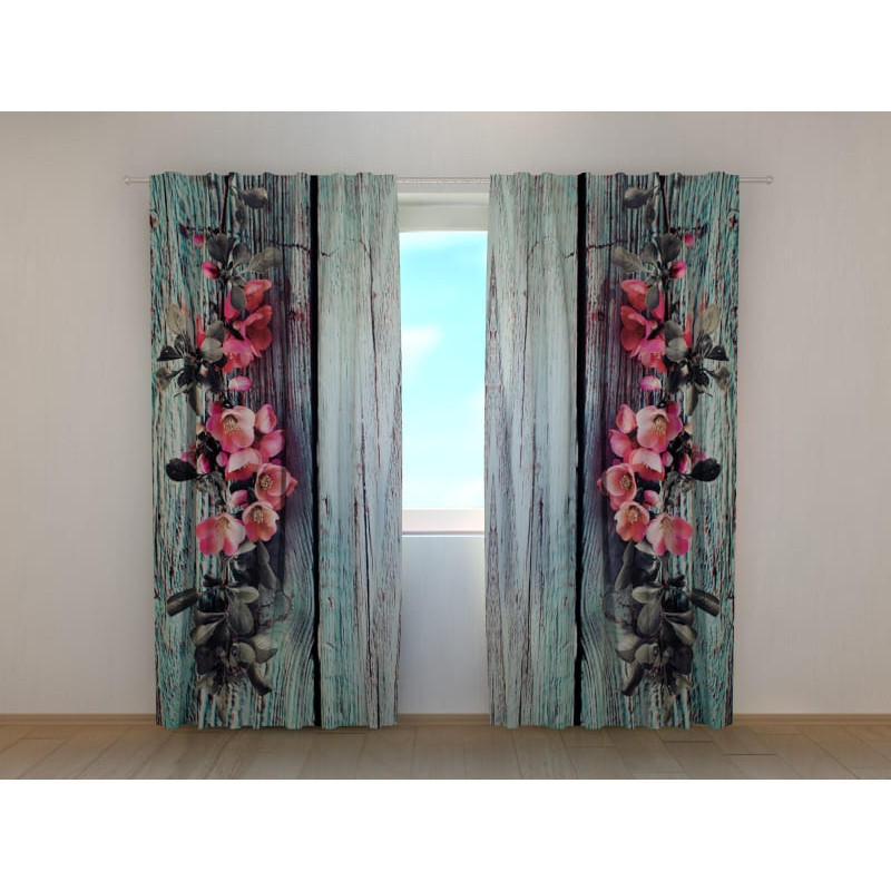 1,00 €Cortina personalizada - Com flores na madeira