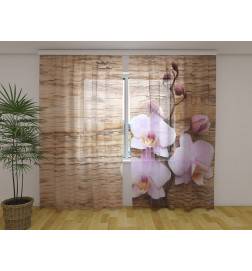 Maßgeschneiderter Vorhang – Mit rosa Blumen auf dem Holz