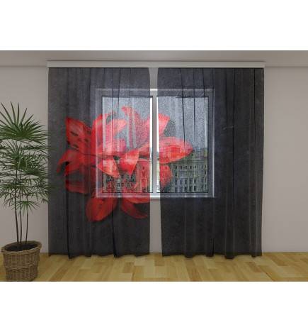 Maßgeschneiderter Vorhang – Mit roten Lilien an der Wand