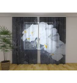 Maßgeschneiderter Vorhang – Mit weißen Orchideen an der Wand