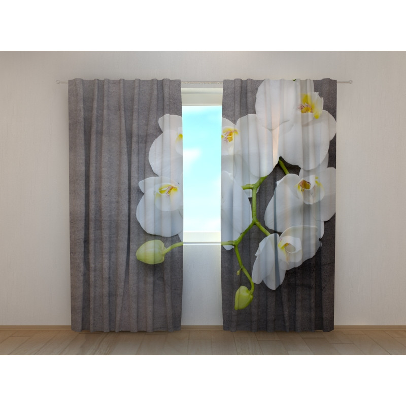 1,00 € Maßgeschneiderter Vorhang – Mit den weißen Blumen an der grauen Wand