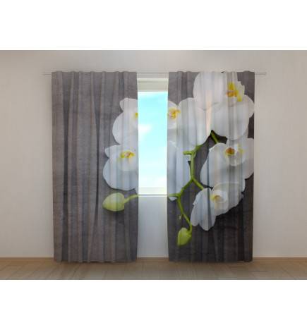 1,00 € Maßgeschneiderter Vorhang – Mit den weißen Blumen an der grauen Wand