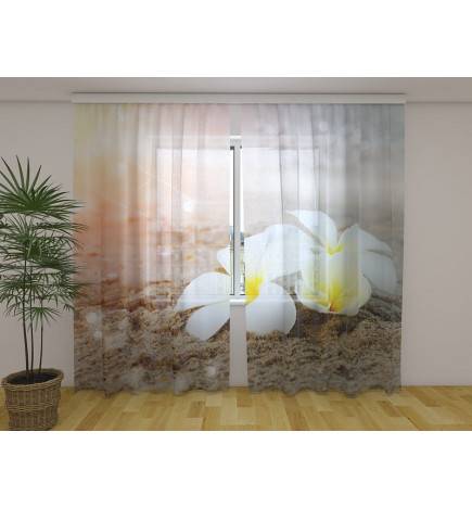 Maßgeschneidertes Zelt – Mit Sand und tropischen Blumen