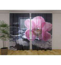 Maßgeschneidertes Zelt – Mit einer rosa Orchidee und Kieselsteinen