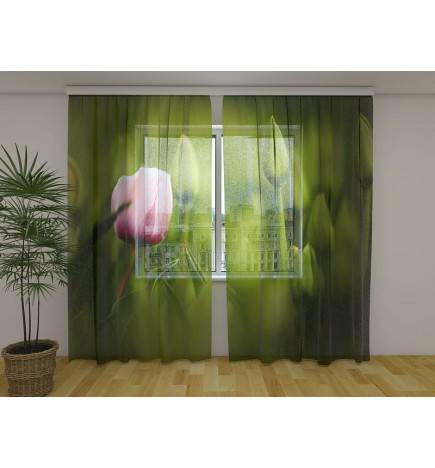Maßgeschneiderter Vorhang – Mit einer rosa Tulpe