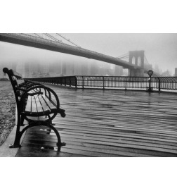 Fotomural - Autumn Day in New York - Architecture of a city bridge in foggy weather