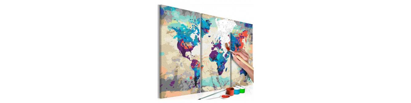 kotitekoisia maalauksia, joissa on maailmankarttoja kaikenlaisia ja värejä.