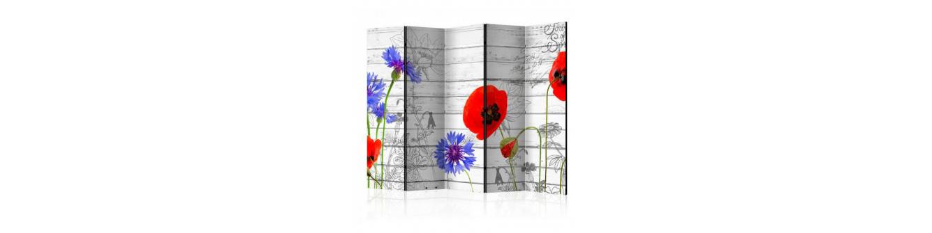 voorhangsels met bloemen op het hout en de muur