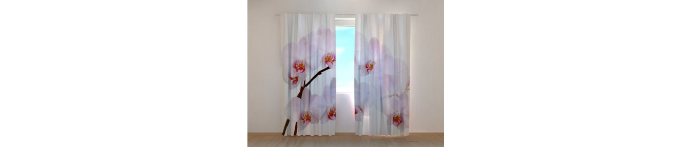 Vorhänge mit weißen und farbigen Orchideen. Dreidimensional.