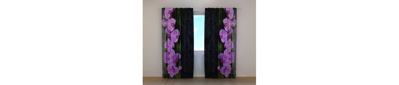 Vorhang mit vielen rosa Orchideen. Grüne und lila Vorhänge.